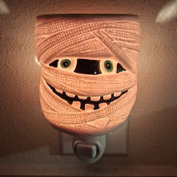 Scentsy Under Wraps Halloween Mummy Plug-In Wax Warmer With Box & Bulb *RETIRED* - Picture 1 of 15